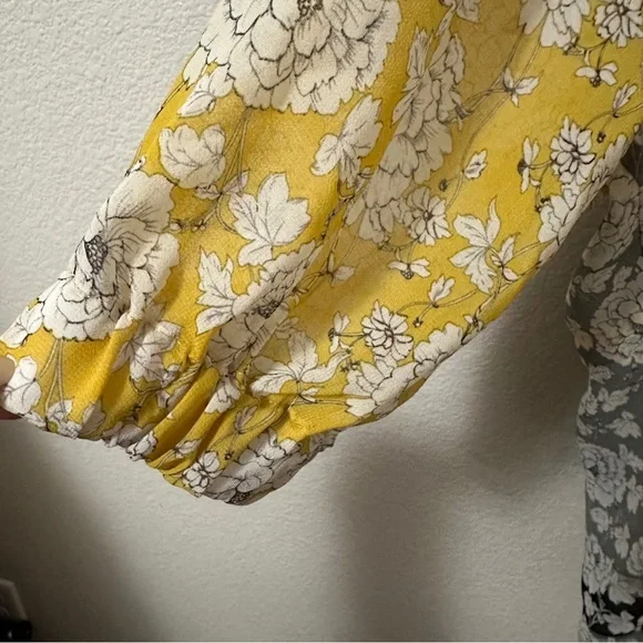 CAbi Gather Blouse Sz Small Floral Print Yellow - Picture 7 of 16